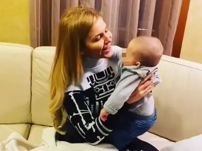 Умили мрежата! Анелия гушка бебе (ФОТО)