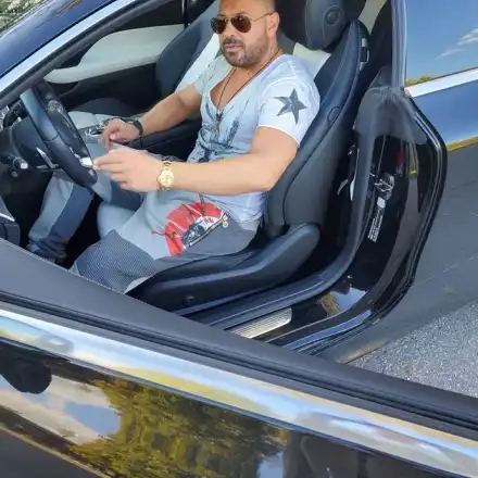 Ванко 1 става покер играч! Легендарният рапър трупа пачки в Канада (Снимки)