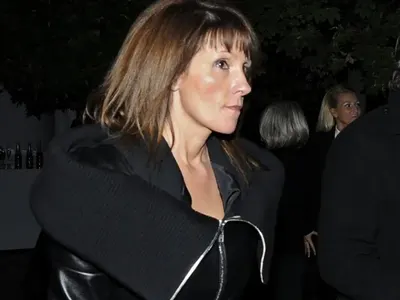 Вдовицата на Фатик ШАШНА със стайлинг! Адриана Тюркмен с яке за трима (СНИМКИ)