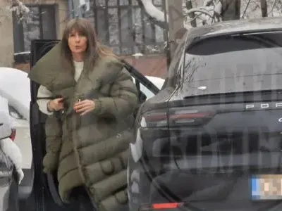 Вдовицата на Фатик ШАШНА със стайлинг! Адриана Тюркмен с яке за трима (СНИМКИ)