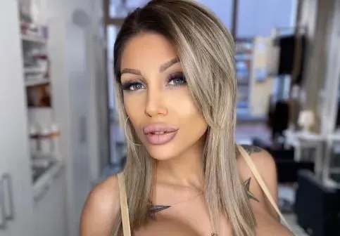 Джулиана Гани си ремонтира и скулите