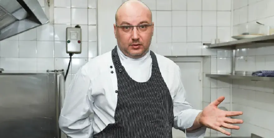 Шеф Манчев закъса за пари, харчи от спестяванията си за екскурзия до Малдивите
