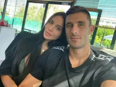 УАУ! Гаджето на Левскар захвърли дрехите (Горещи снимки)