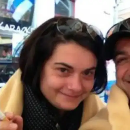 Зуека глези жена си с нов мини купър (Режисьорката Анна се радва и на домашни помощници)