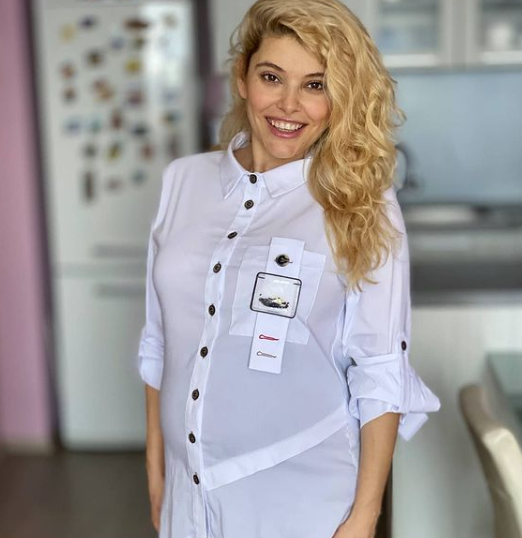 Ева Веселинова си нае чистачка
