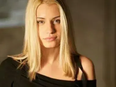 Адреналинката Яна върти бар край морето