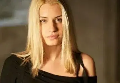 Адреналинката Яна върти бар край морето