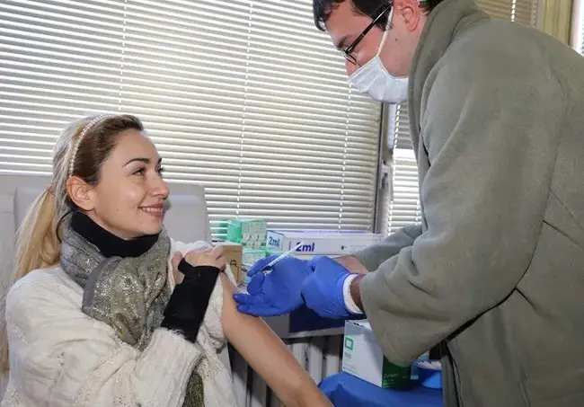 Актьори се боцнаха срещу COVID-19 (Снимки)