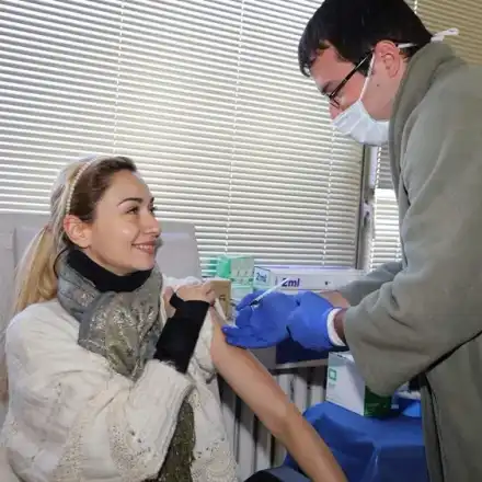 Актьори се боцнаха срещу COVID-19 (Снимки)