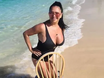 Анита Мейзер гледа персийка