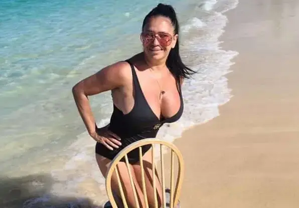 Анита Мейзер гледа персийка