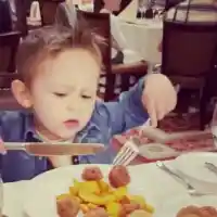 Антония Петрова се пръска от гордост: Бест се храни сам с вилица и нож