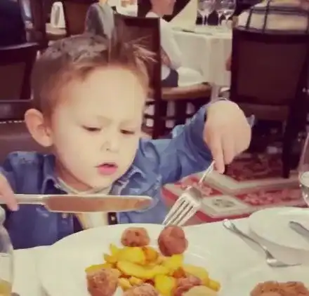 Антония Петрова се пръска от гордост: Бест се храни сам с вилица и нож