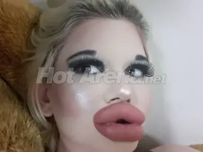 Българското Барби атакува Гинес за най-голям бюст (Снимки)