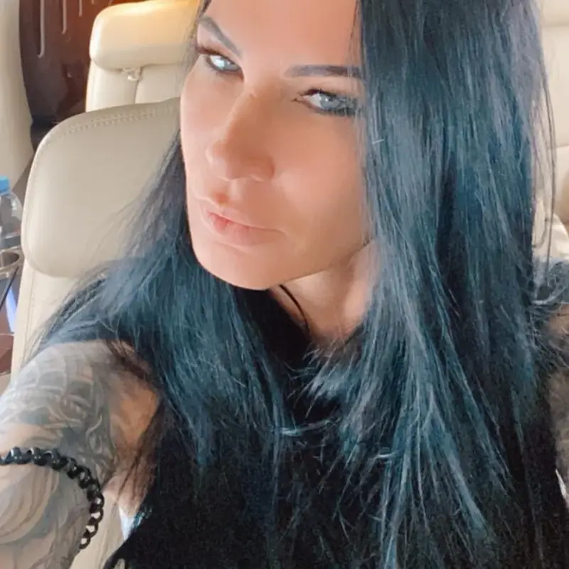 Цеци Красимирова празнува ЧРД с 1002 рози и без любимия си Майкъл