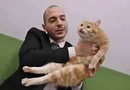 Цитиридис ходи на работа с котката си