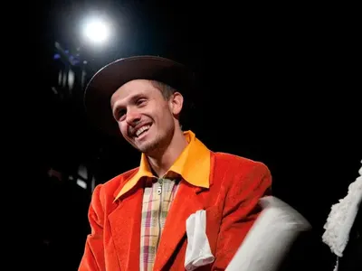 Деян Ангелов подкара тузарско BMW! Братът близнак на Дарин Ангелов преболедува Ковид-19 и не носи маска