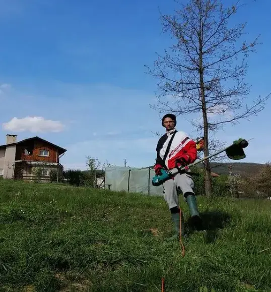 Део стана градинар, строи оранжерия