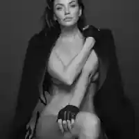 Диляна Попова се харесва гола (Горещо фото)