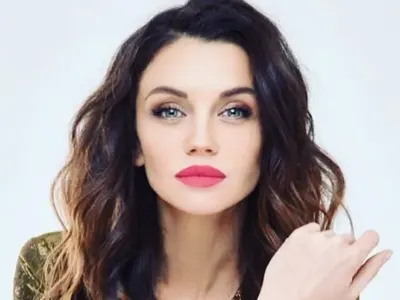 Диляна Попова захвърли дрехи в секси календар