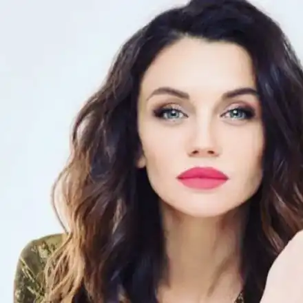 Диляна Попова захвърли дрехи в секси календар