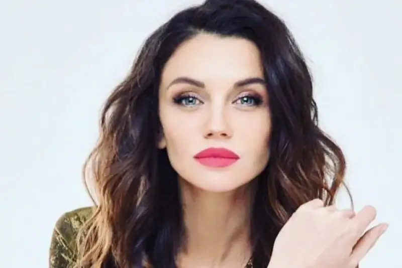 Диляна Попова захвърли дрехи в секси календар