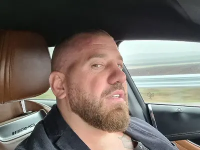 Динко вдигна шумно парти за ЧРД с ЧЕРНА ТОРТА! (ФОТО)