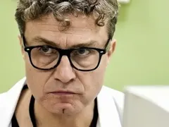 Доц. Захариев вечно гладен! Емил Марков от „Откраднат живот” кара на банички
