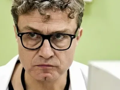 Доц. Захариев вечно гладен! Емил Марков от „Откраднат живот” кара на банички