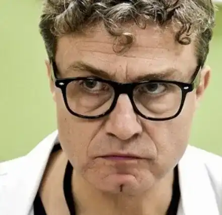 Доц. Захариев вечно гладен! Емил Марков от „Откраднат живот” кара на банички