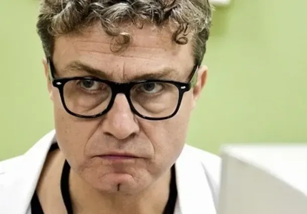 Доц. Захариев вечно гладен! Емил Марков от „Откраднат живот” кара на банички