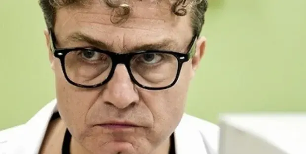 Доц. Захариев вечно гладен! Емил Марков от „Откраднат живот” кара на банички