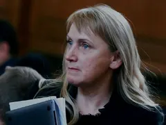 Елена Йончева се появи насинена на работа