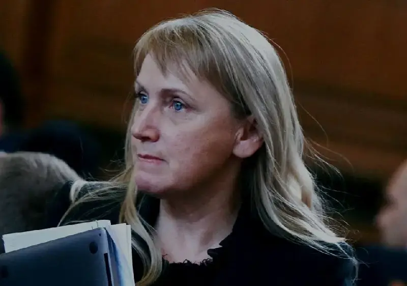 Елена Йончева се появи насинена на работа