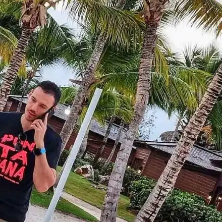 ФОТО ФЕЙЛ! Дани Петканов се изложи с паласки и сланинки по корема! (Фенове: Това ли ти е фитнес режима?!)