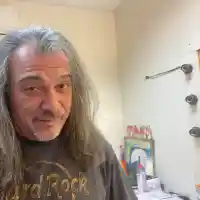 Халваджиян пие вода с аларма