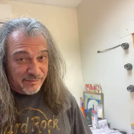 Халваджиян пие вода с аларма