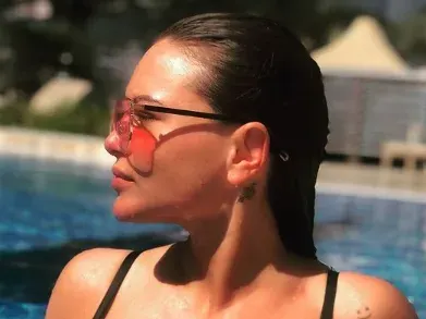 Художничка от „Фермата“ си наду бюста (Снимки)