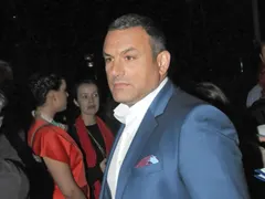 Юксел Кадриев издава първа стихосбирка, посвещавал стихове на всяка своя жена
