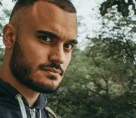 Лъчо от СкандаУ унижи Петканови