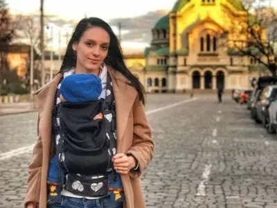 Луиза Григорова бачка с бебе на ръце