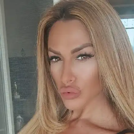 Мис Силикон заби младо гадже (Вижте го ТУК)