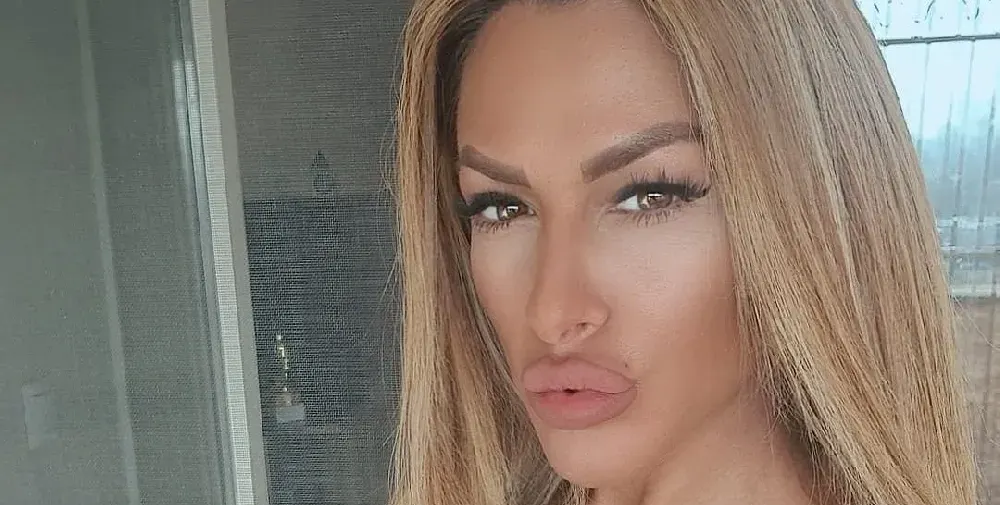 Мис Силикон заби младо гадже (Вижте го ТУК)