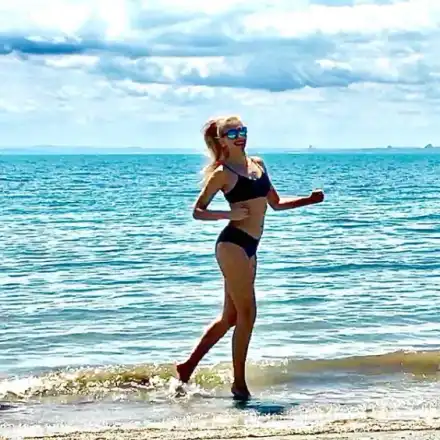 Нети тръгна по бански през февруари