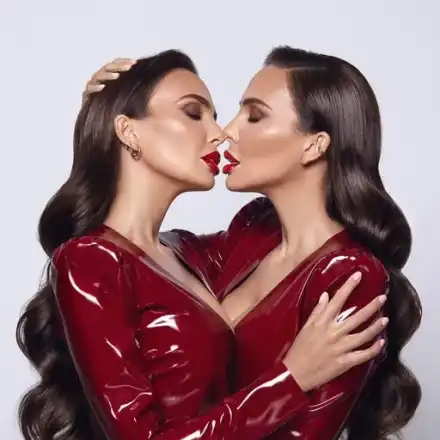 Николета в страстна целувка със себе си