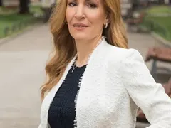 Николина Ангелкова показа дома си