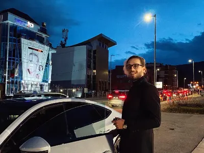 Папи Ханс се изруси