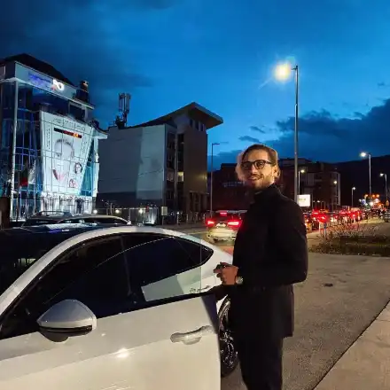 Папи Ханс се изруси