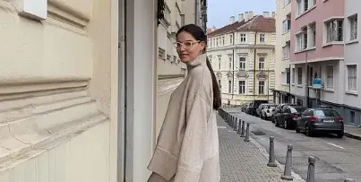 Щерката на Мира Добрева се фръцка с чанта за 4 бона