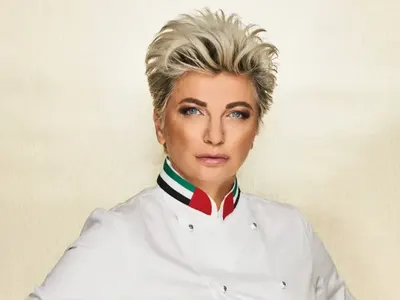 Силвена Роу пие вода с тамян